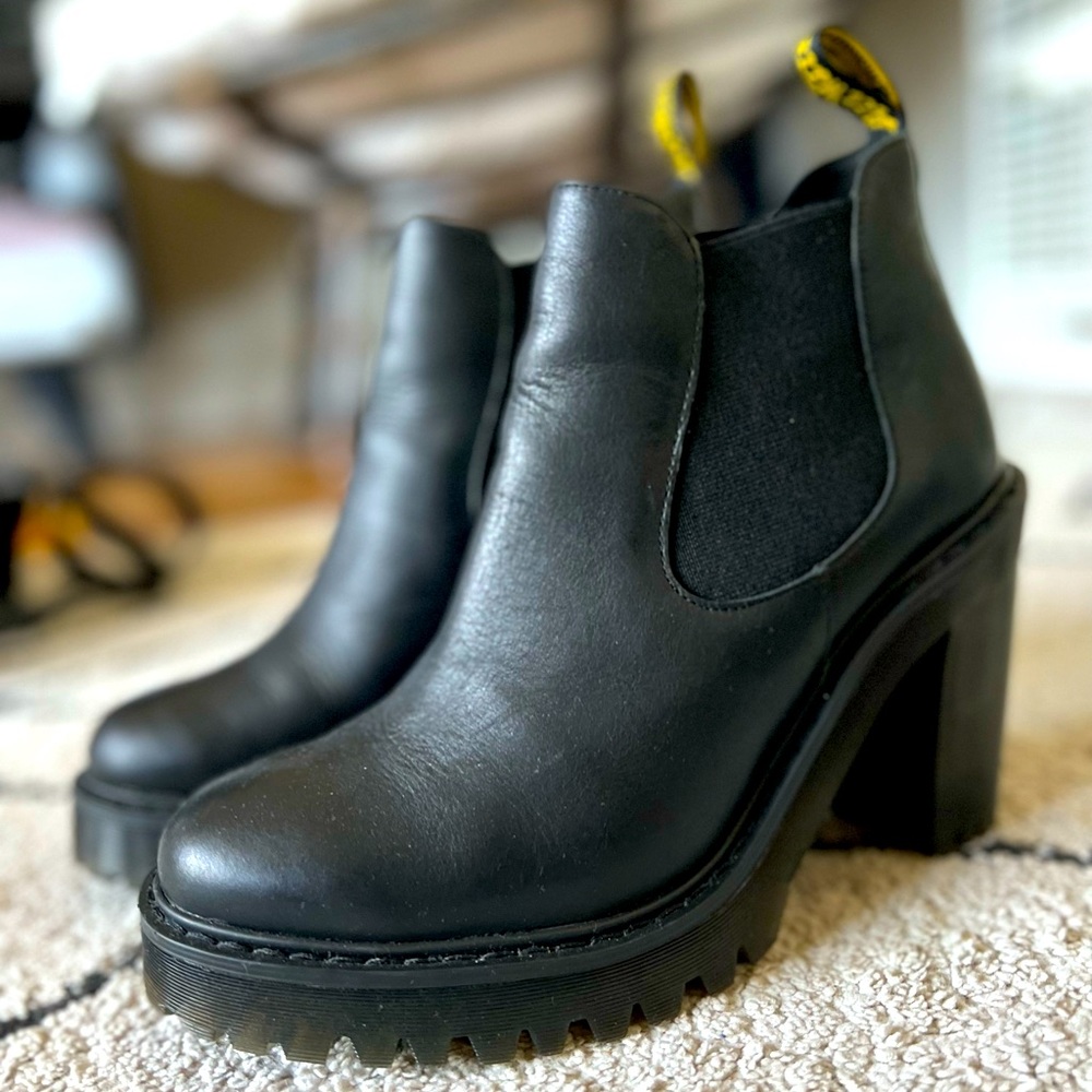 Dr. Martens Women's Hurston Platform Heeled Ankle Chelsea Boots Black